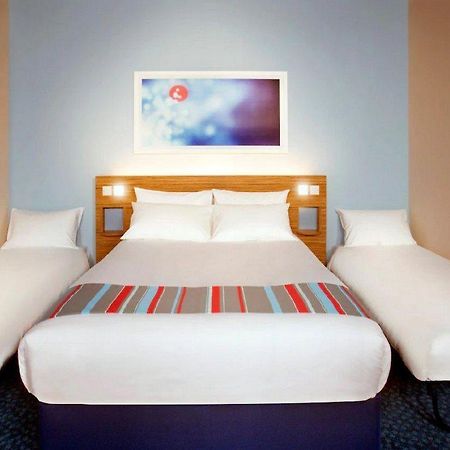 Travelodge Swindon Central Экстерьер фото