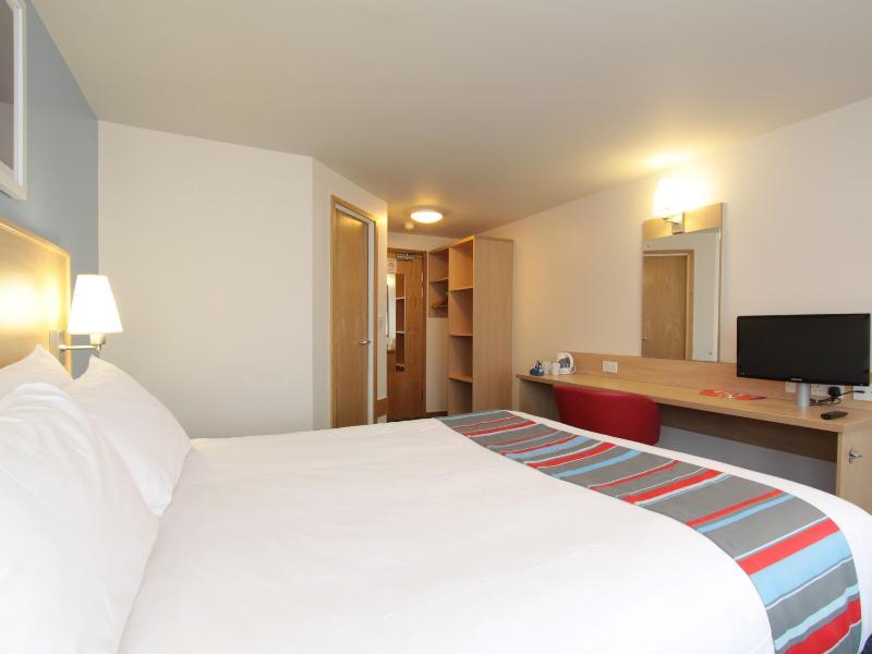 Travelodge Swindon Central Экстерьер фото